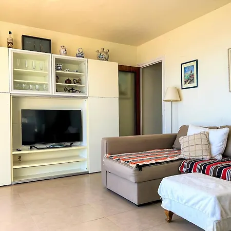 Bright Flat With Direct Access *